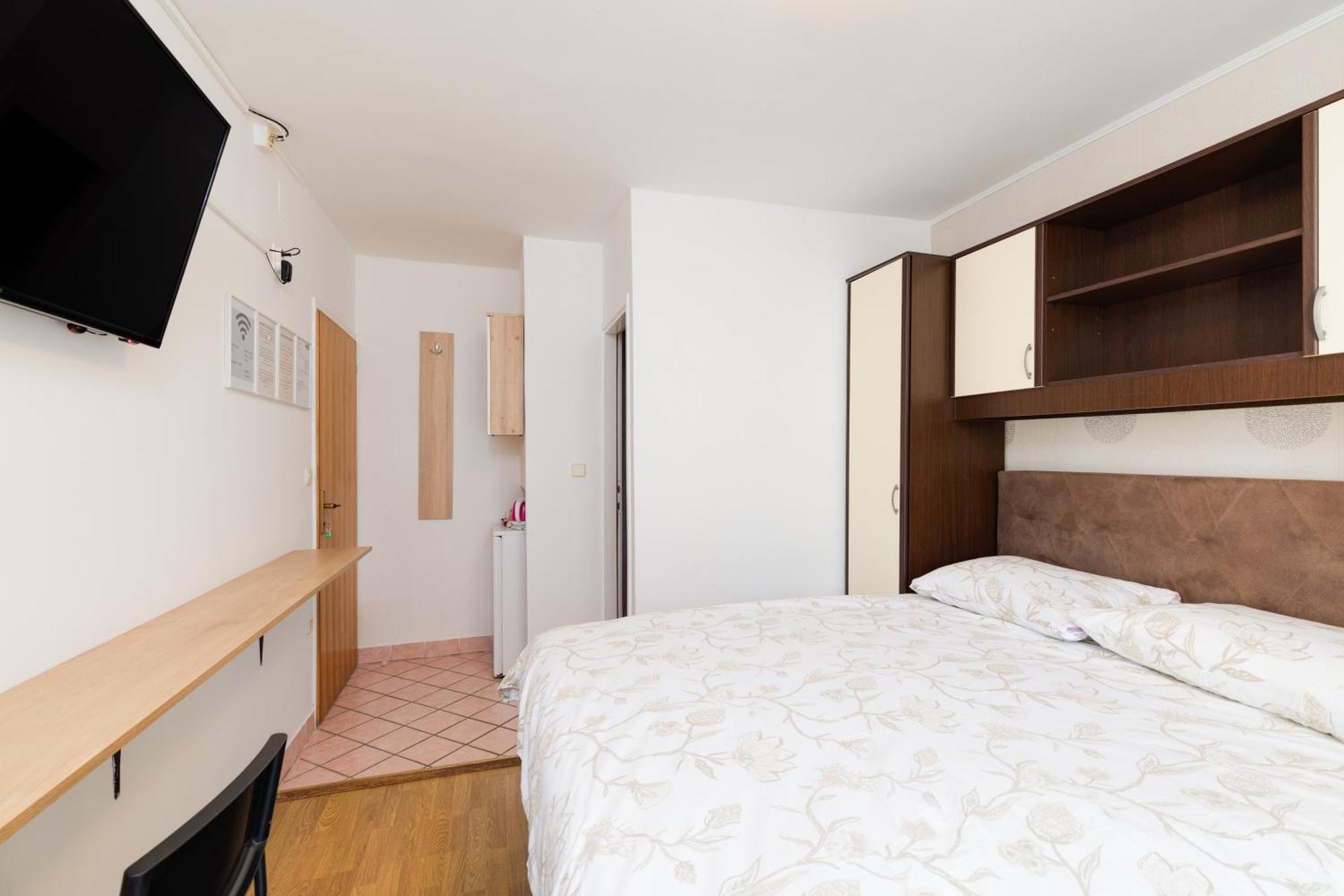 Apartment & Rooms Ivica Krk Town Exterior photo